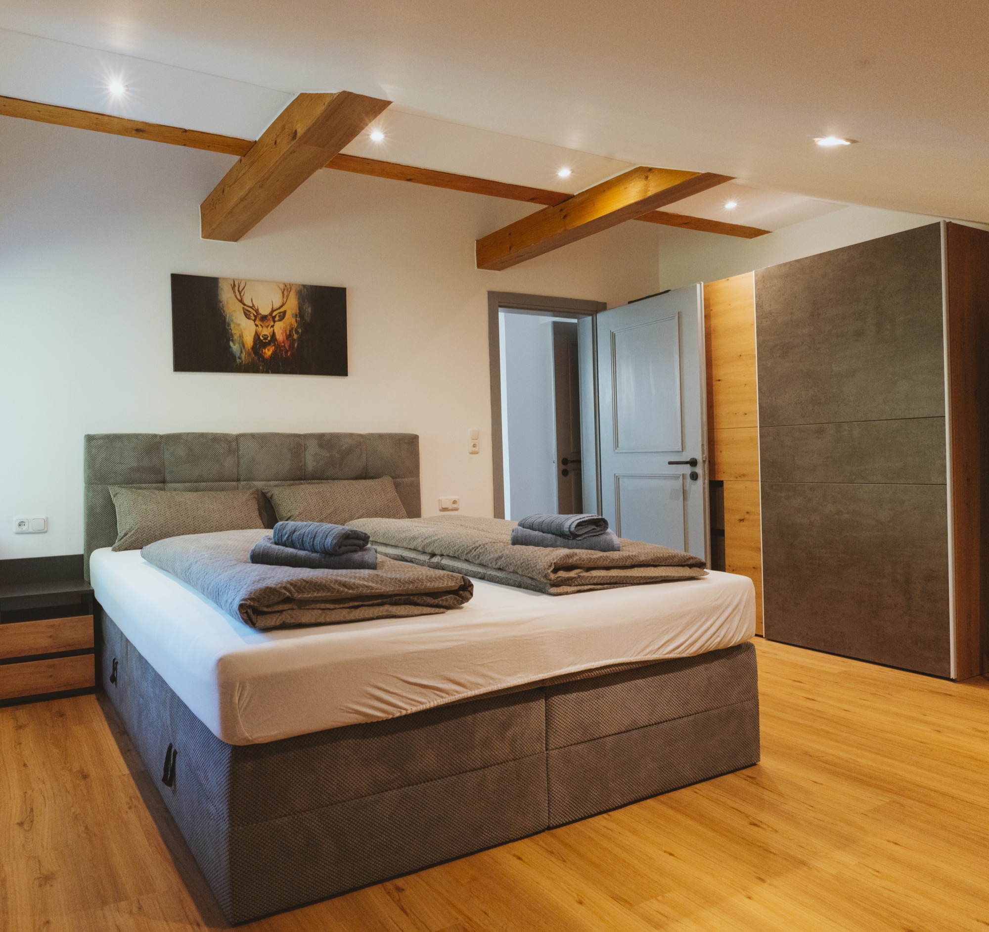 Schlafzimmer mit Schrank